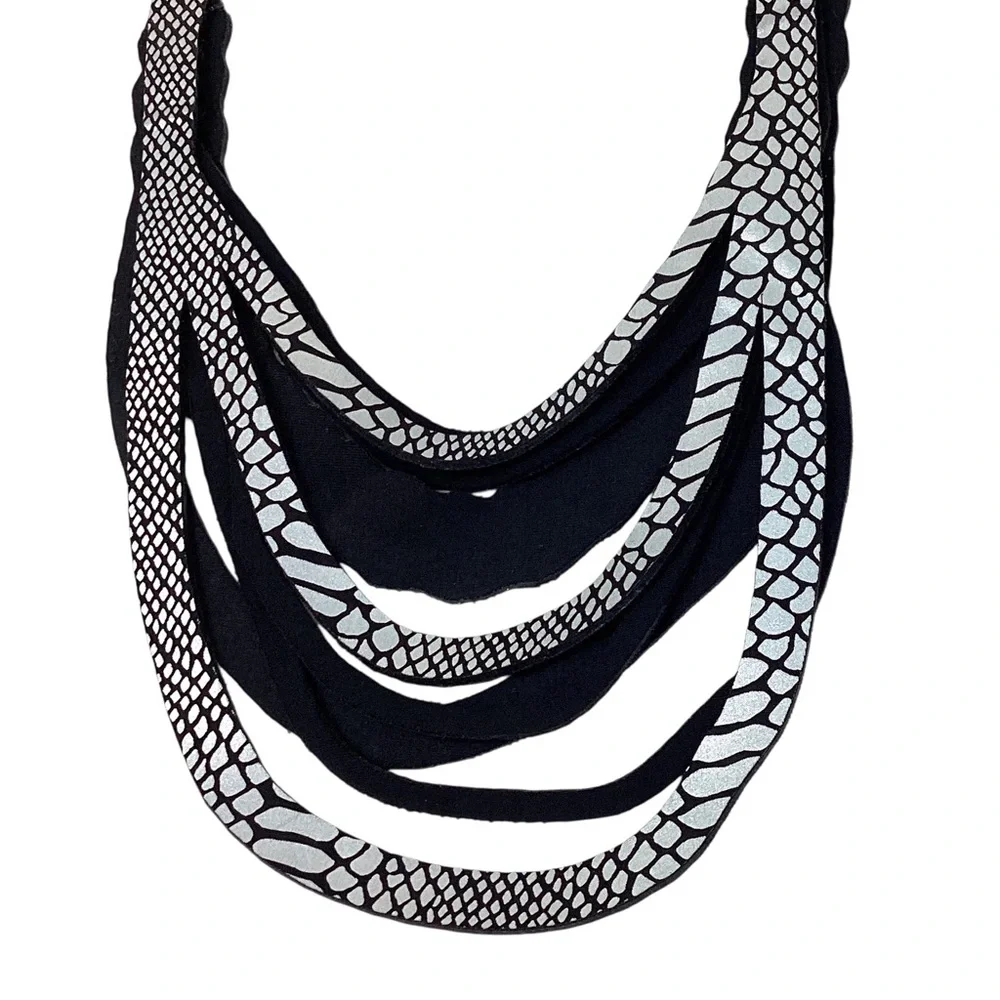 ULI Amsterdam Avant-Garde Statement Necklace – Bold Modern Pearl/Chain Style - Picture 5 of 8